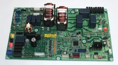 Grüne Hauptplatine mit verschiedenen elektronischen Komponenten, darunter Relais, Widerstände und Kondensatoren, typischerweise verwendet in Daikin-Geräten.